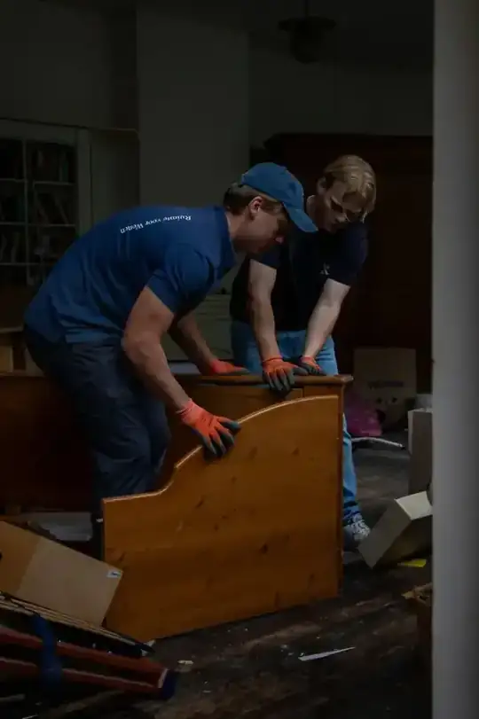 Lege woonkamer met bezemschone vloer na de ontruiming